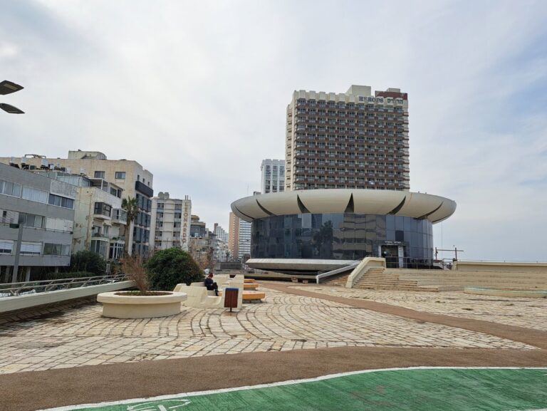 Architecture tour from Geddes to Brutalism – from Ben-Gurion Blvd. to Nordau Blvd.