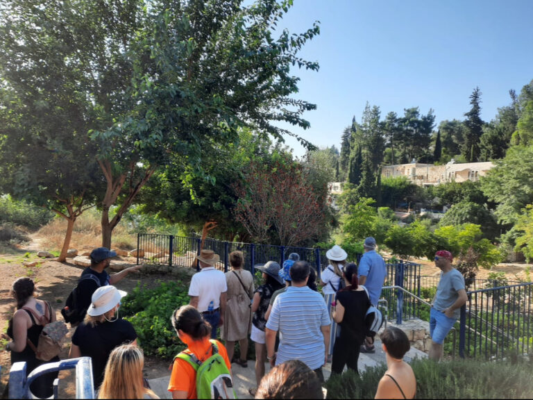 Un viaje al extranjero sin salir de Jerusalén: recorrido a pie por Ein Karem | Historias, iglesias y vistas