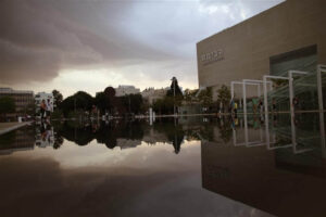 Visita a los monumentos y obras de arte en la calle Rothschild | From Michtman to Kadishman