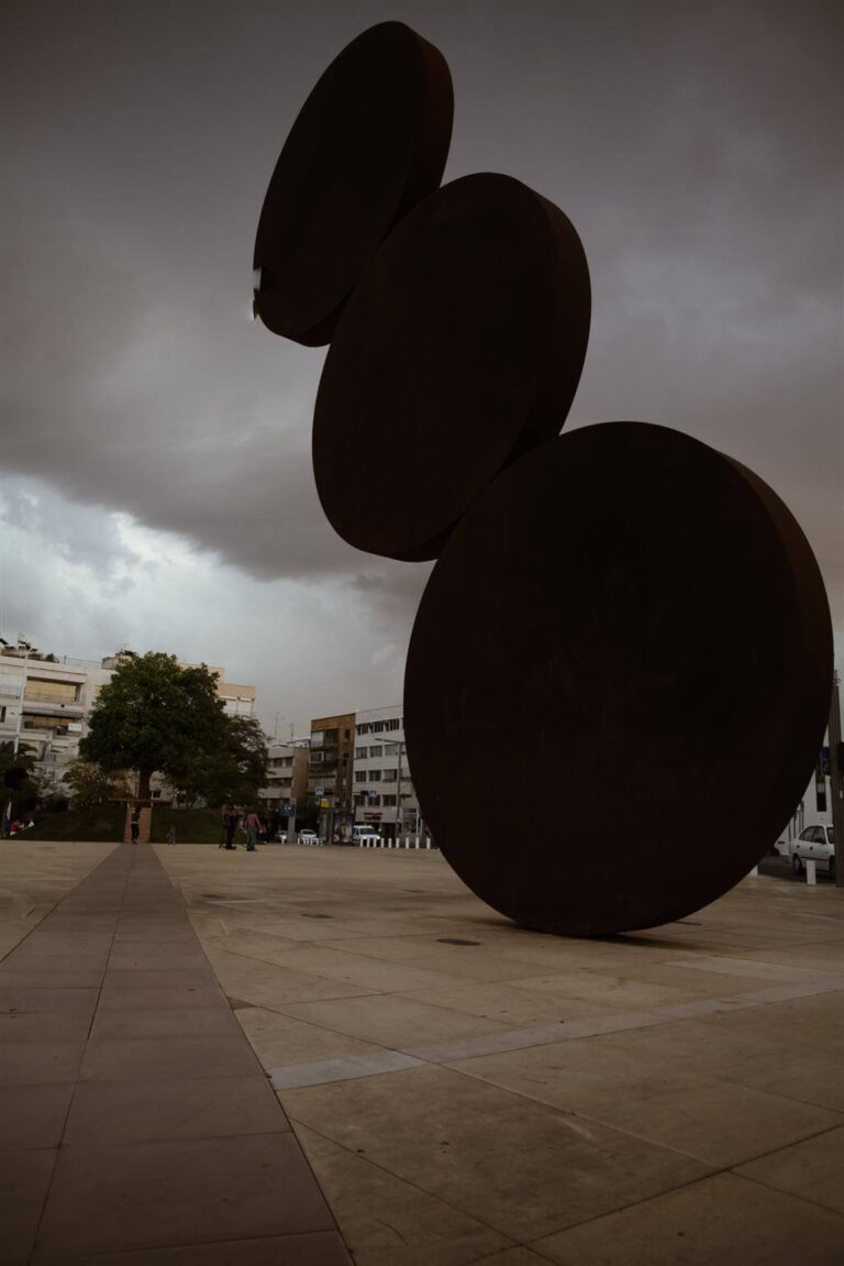 Visita a los monumentos y obras de arte en la calle Rothschild | From Michtman to Kadishman