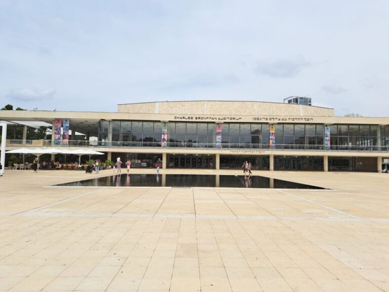 Architecture tour from the boulevard to the stage – architecture and culture on Rothschild