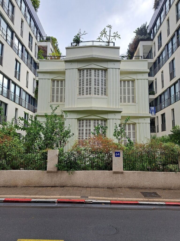 Architecture tour from the boulevard to the stage – architecture and culture on Rothschild