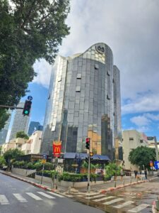 Architecture tour from the boulevard to the stage – architecture and culture on Rothschild
