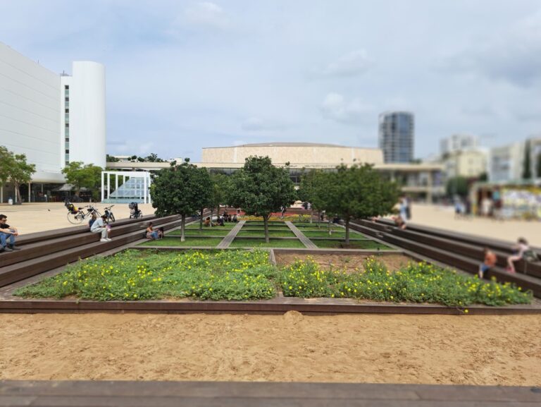 Architecture tour from the boulevard to the stage – architecture and culture on Rothschild