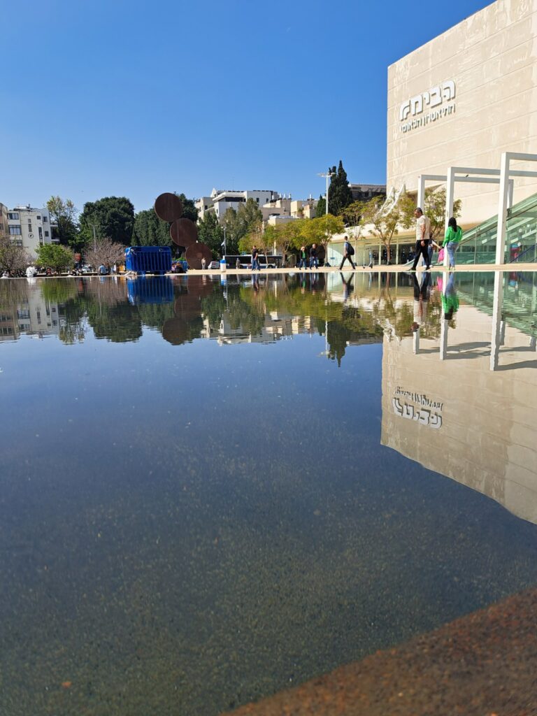 Tour por los jardines de bolsillo del norte de Tel Aviv – un estanque en un jardín urbano